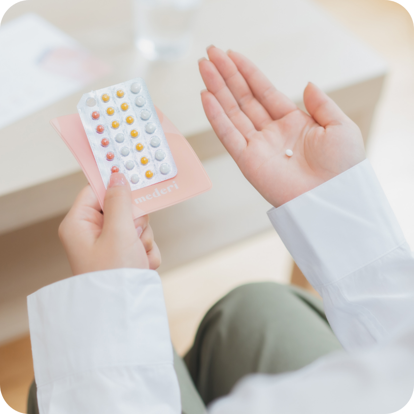 ピルのシートを手に取る様子の写真