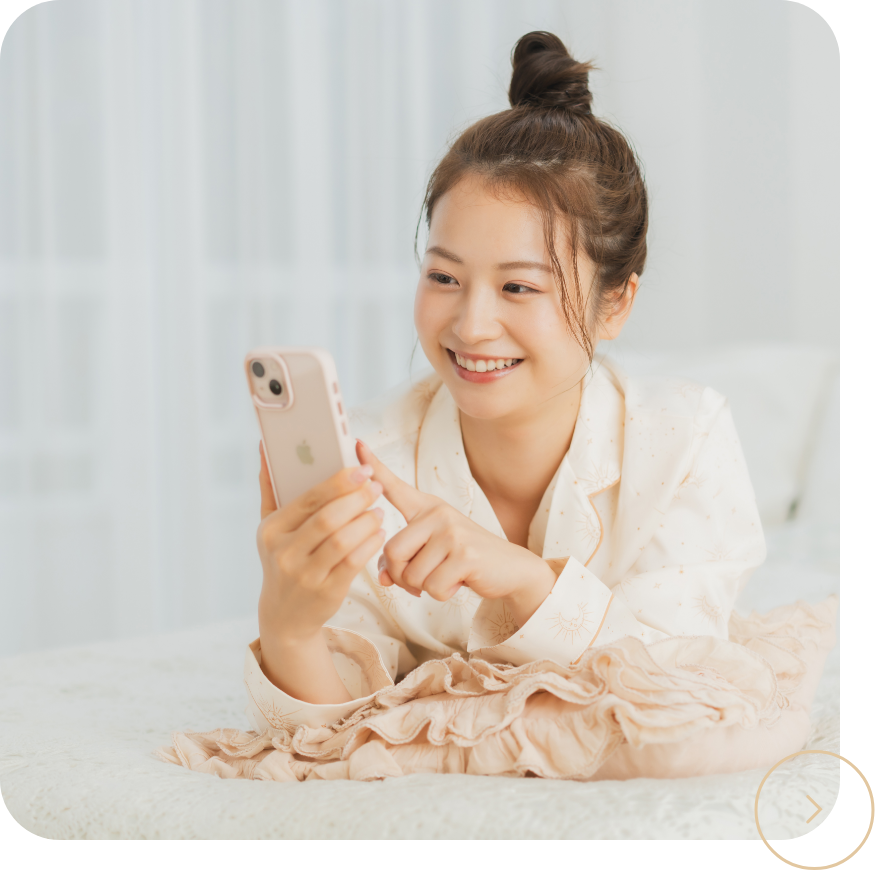 女性が医師に相談する様子の写真